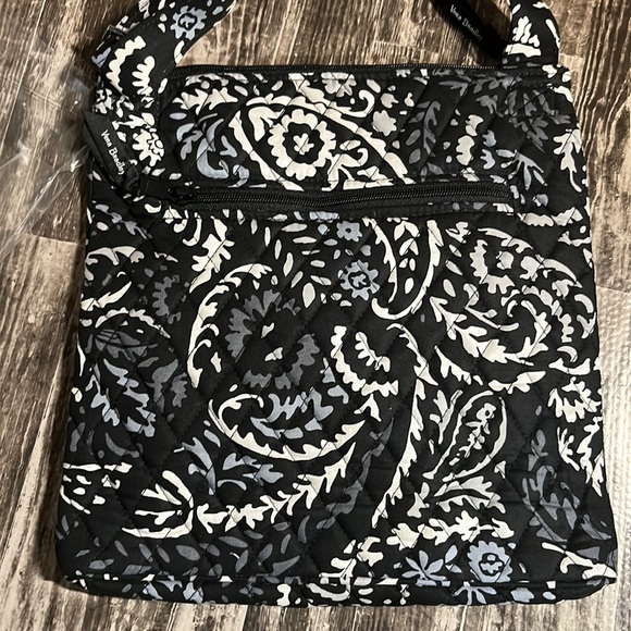 Vera Bradley Hipster in Paisley Noir NWT - Picture 5 of 8
